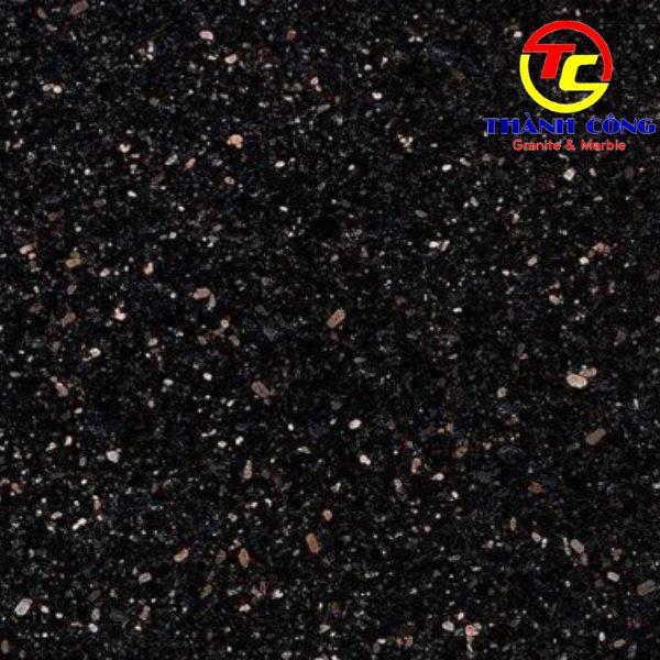 Cận cảnh bề mặt đá hoa cương được đánh bóng, cho thấy các tinh thể đá lấp lánh và độ mịn hoàn hảo.