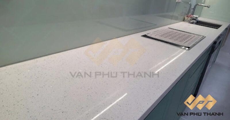 Mặt bếp ốp đá kim sa trung trắng với các hạt lấp lánh