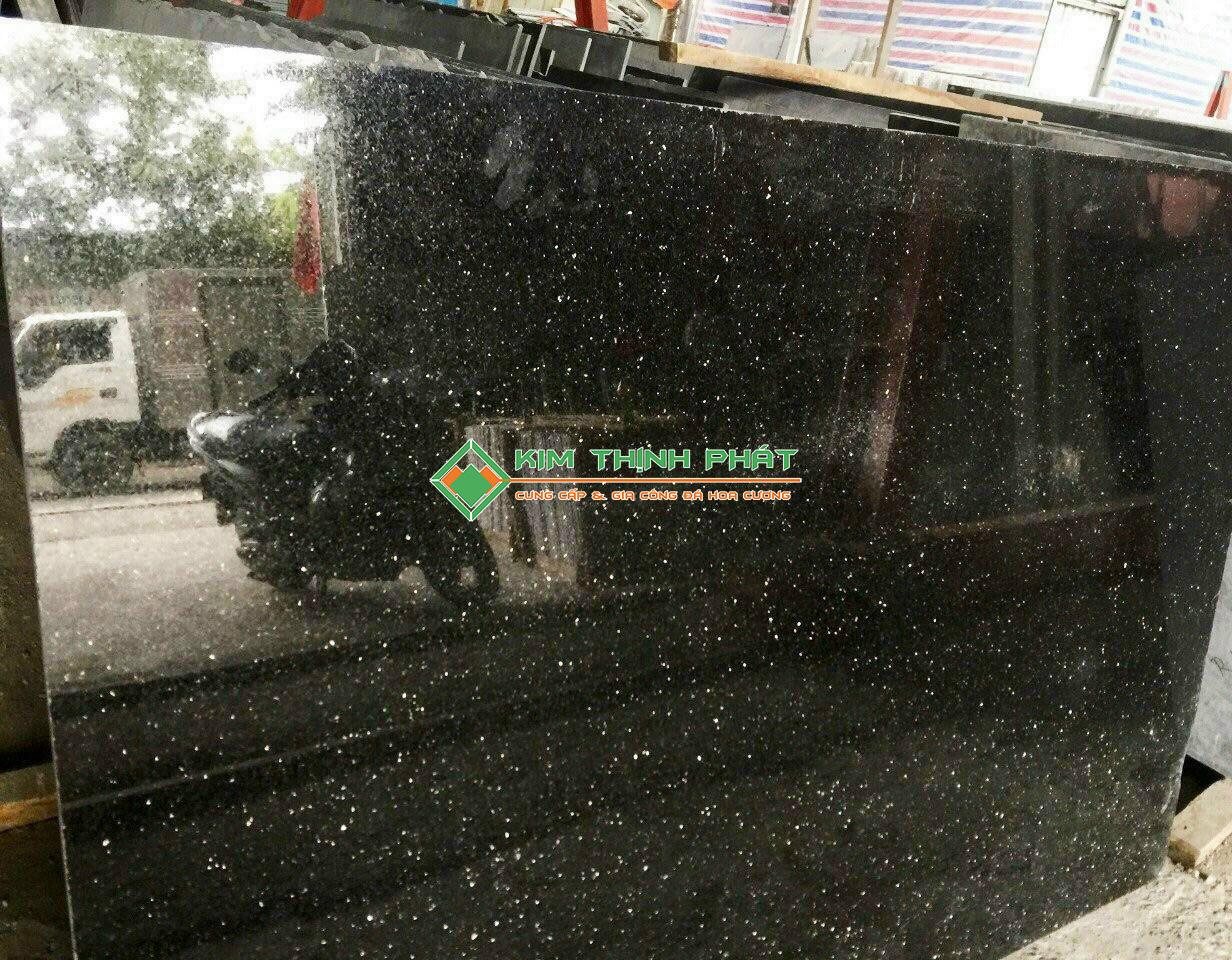 Vách tivi ốp đá kim sa trung trắng