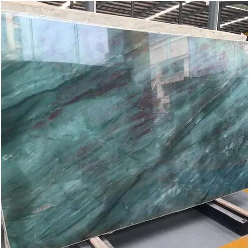 Đá marble đỏ mang đến vẻ đẹp sang trọng và quyến rũ cho không gian nội thất, với những đường vân tinh tế trên nền đỏ nồng nàn.
