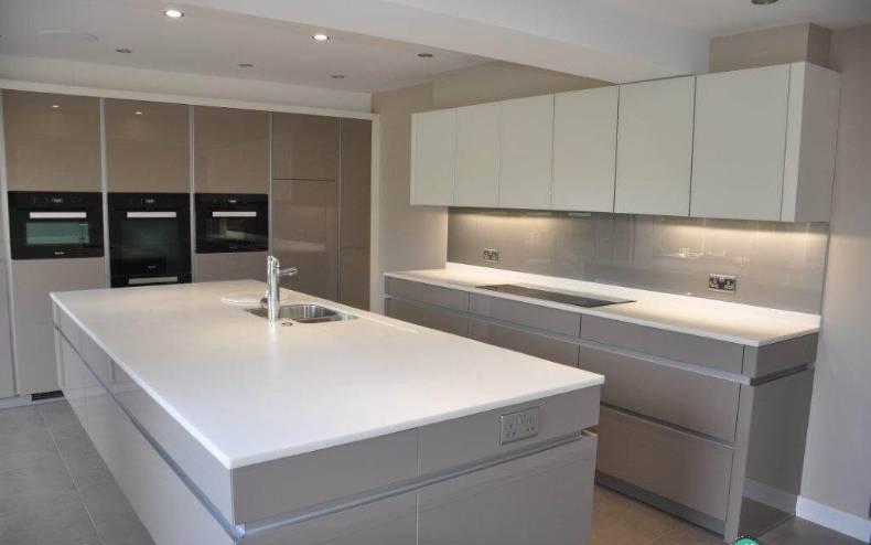 Mặt bàn bếp đá hoa cương trắng với vân đá tinh tế, tạo điểm nhấn sang trọng cho không gian bếp hiện đại