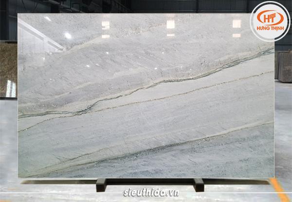 Cận cảnh cầu thang đá marble với đường vân độc đáo, tạo vẻ đẹp sang trọng và đẳng cấp cho không gian nội thất