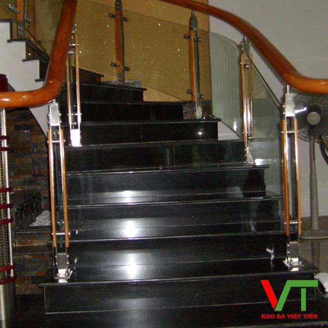đá granite đen lát cầu thang