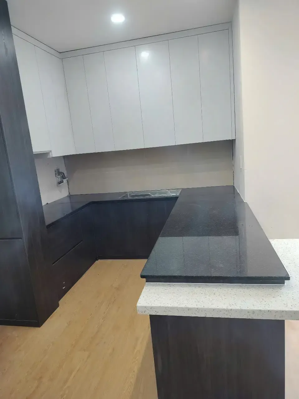 Đá đen kim sa hạt trung lấp lánh dưới ánh sáng