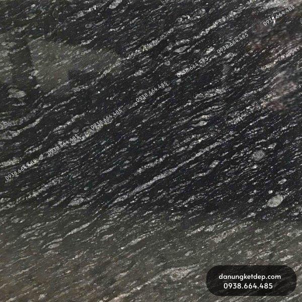 Ốp tường đá granite đen nhiệt đới tạo điểm nhấn