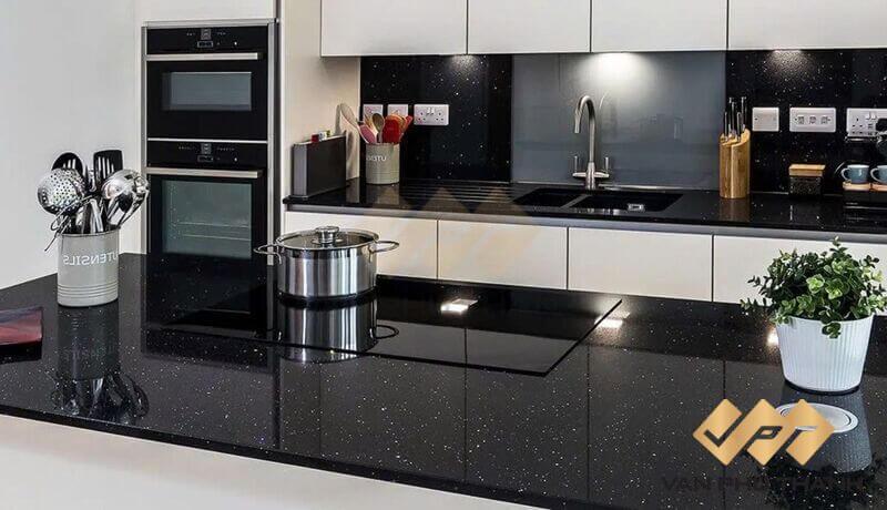 Mặt bếp bằng đá granite Phú Tài màu đen vân trắng sang trọng