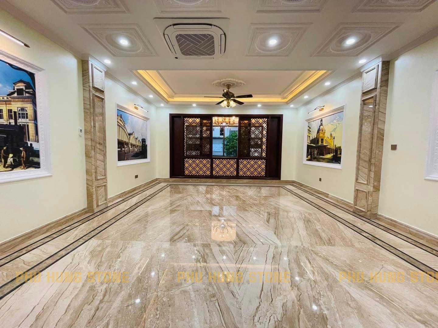 Mặt tiền ngôi nhà ốp đá granite Phú Tài màu vàng vân nâu