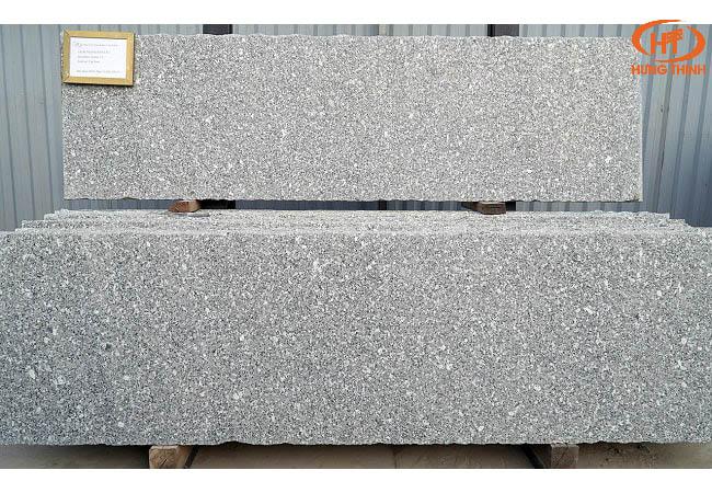 Cầu thang ốp đá granite trắng suối lau