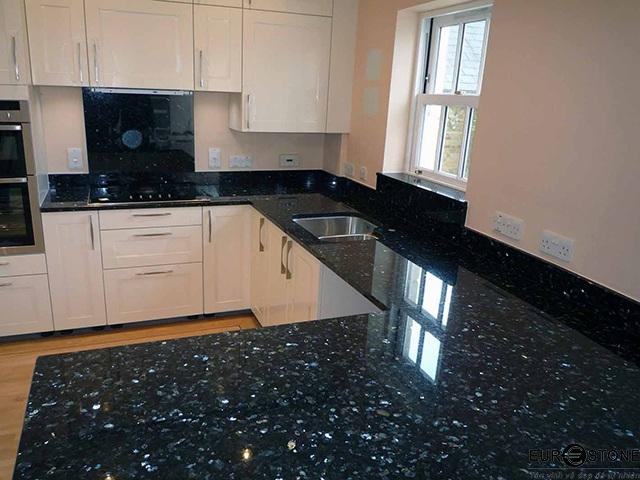 Mặt bàn bếp đá granite xà cừ xanh đen vân lấp lánh