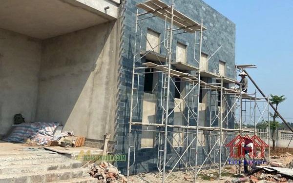 Mặt tiền nhà ốp đá granite xanh rêu ấn tượng
