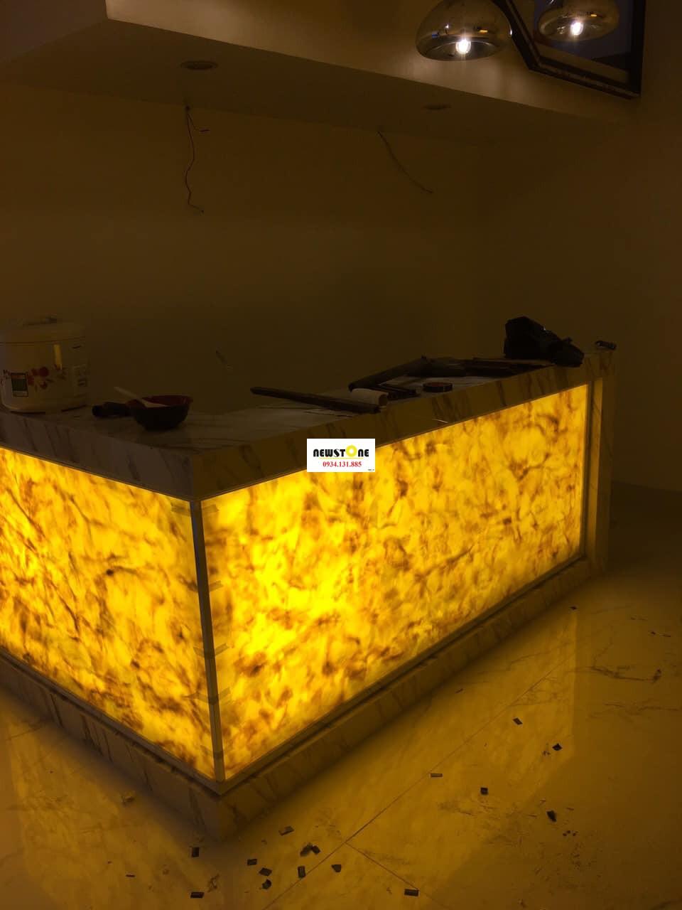 đá marble xuyên sáng ốp quầy bar