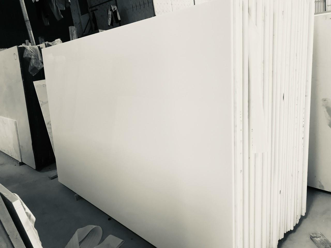 Đá trắng sứ ốp cổ bậc cầu thang sang trọng