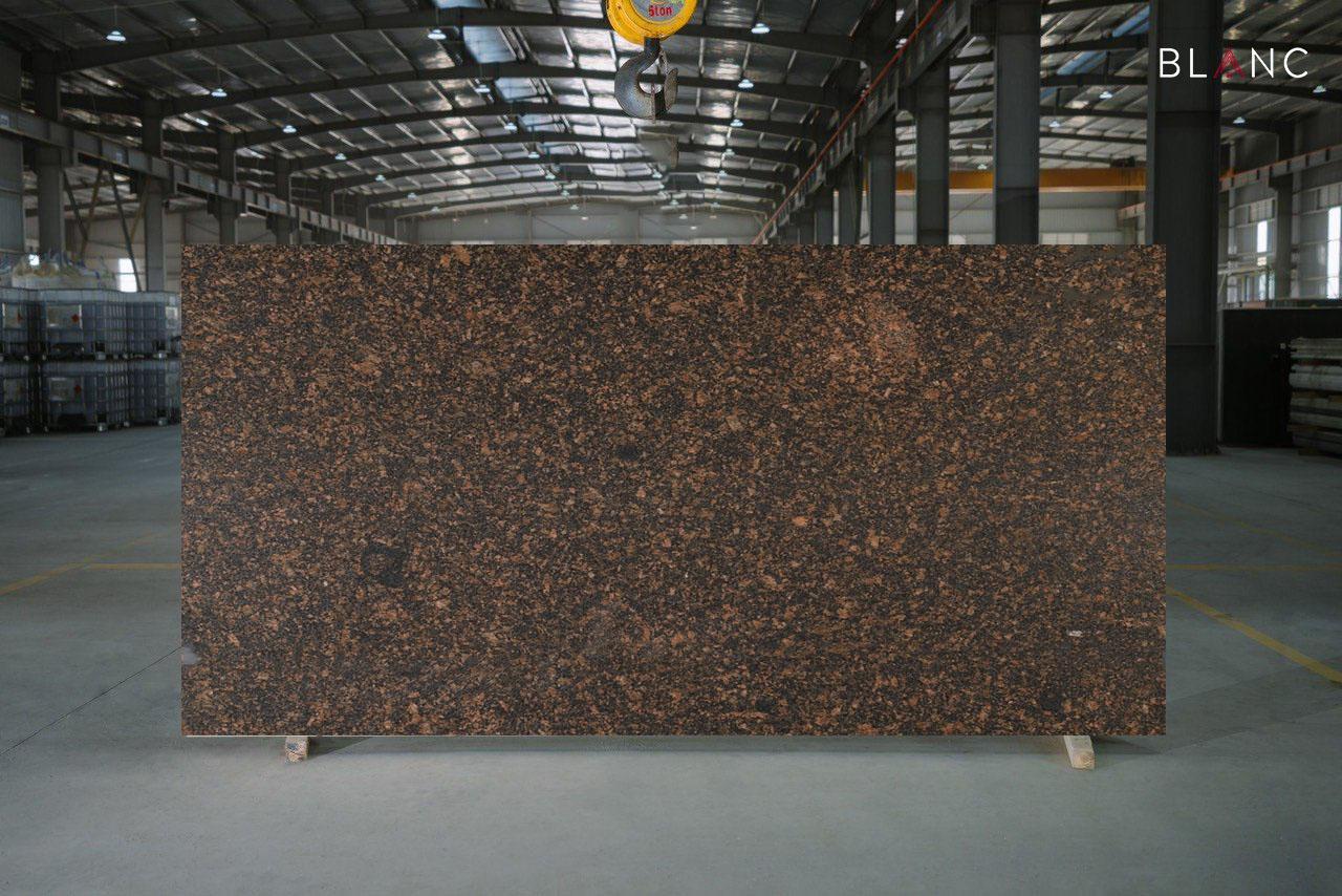 Thiết kế mặt bếp hiện đại với đá nâu Ấn Độ