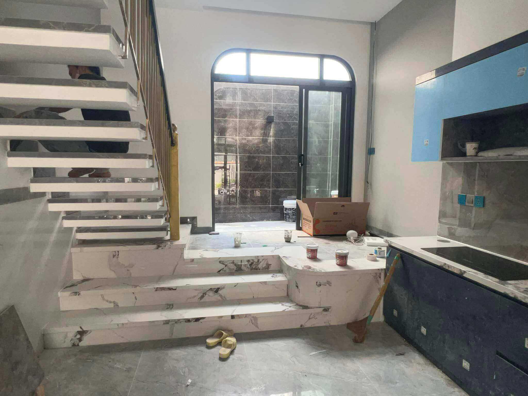 Thợ thi công đá granite mặt tiền nhà