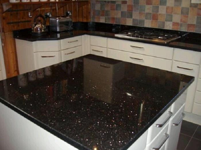 Thợ thi công chuyên nghiệp đang ốp đá xanh granite cho hạng mục cầu thang