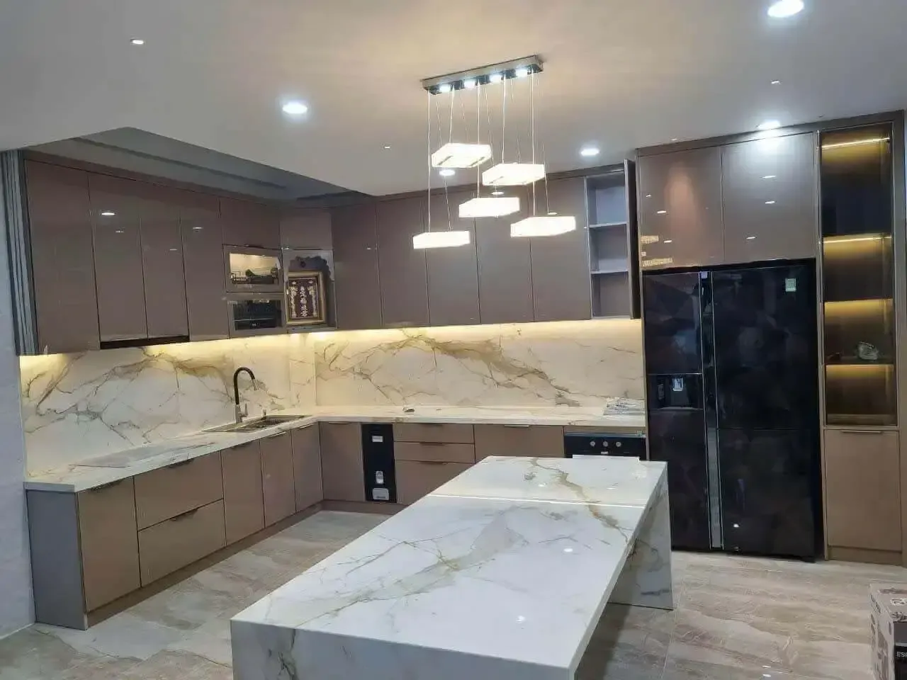 Mặt bếp đá đen tia chớp granite sang trọng và tiện dụng