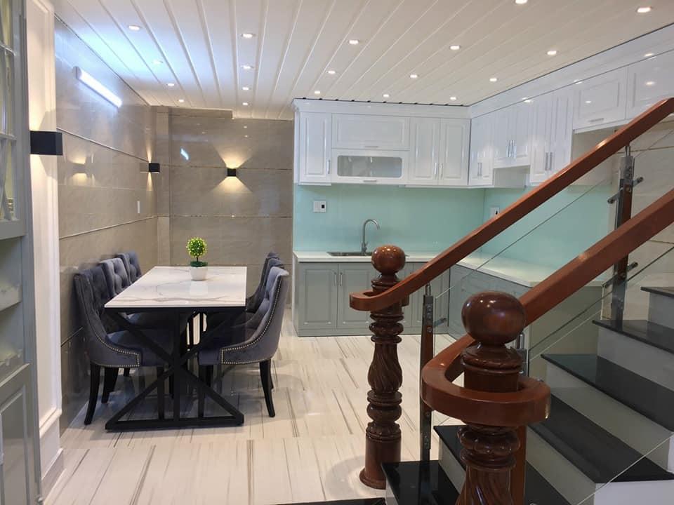 Thợ thi công đá granite dày 30mm tỉ mỉ, chuyên nghiệp