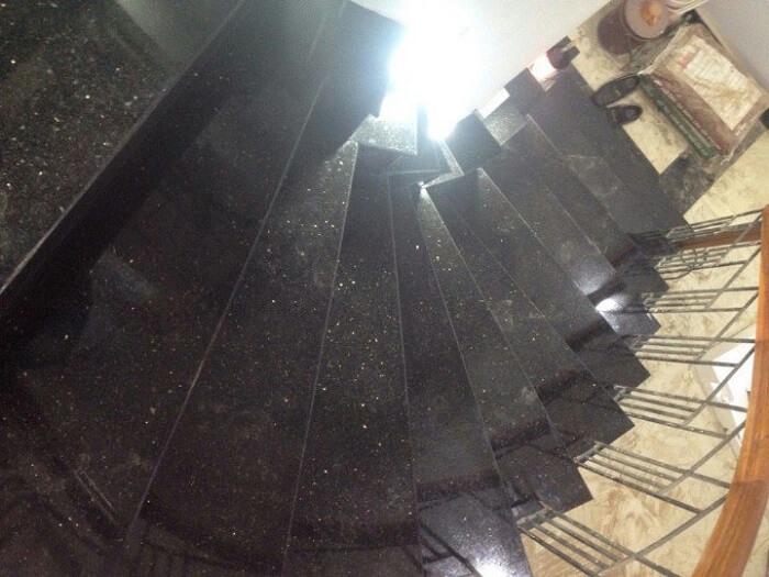 Thợ thi công đá granite đen chuyên nghiệp