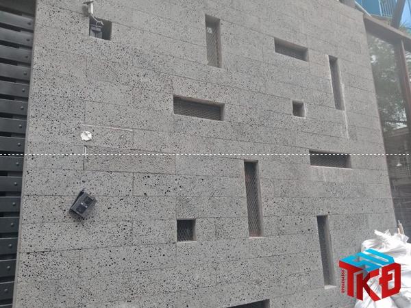 Ứng dụng đá ong ốp tường trong thiết kế nội thất phòng khách